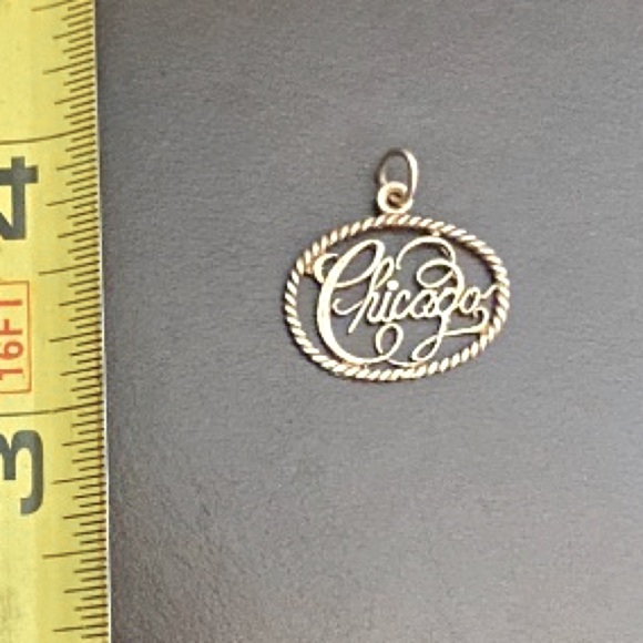 14K Stamped Yellow Gold “Chicago” Pendant - Vintage. - Picture 6 of 6